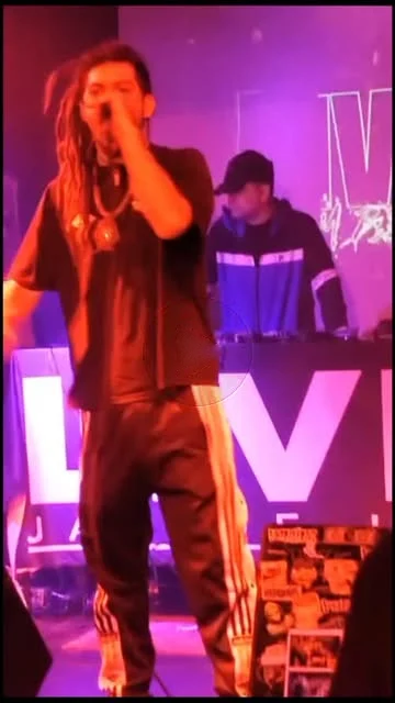 Zurdosound cantando No Me Venden en Livre Fiesta, con el DJ detrás